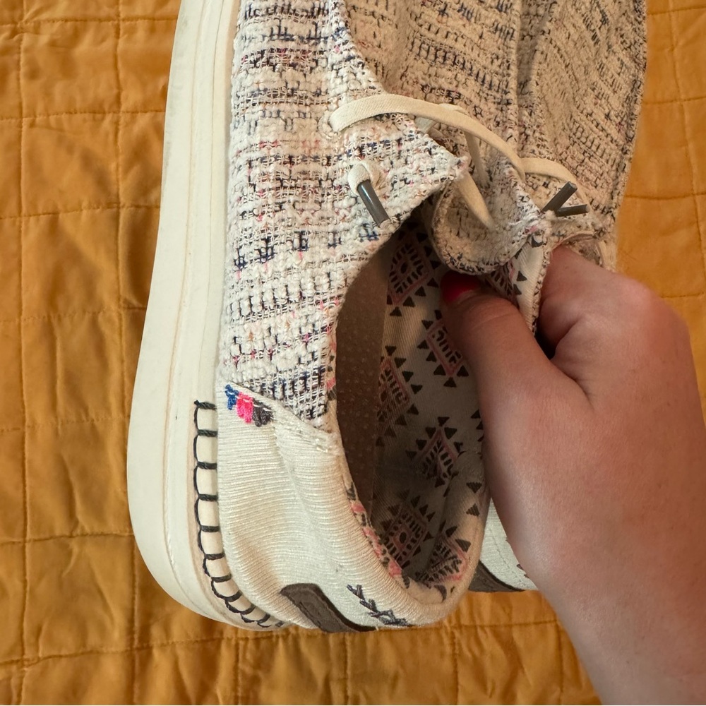 Size women’s 9 Hey Dude - white/cream